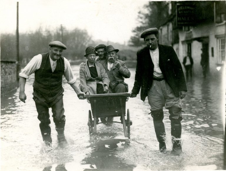 Flooding outside the Elephant & Castle, May 1932